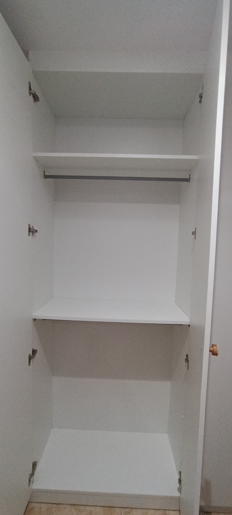 Interior de armario con baldas