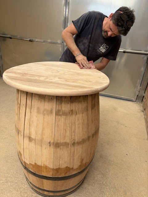 Juli lijando el tablero de la mesa-barril