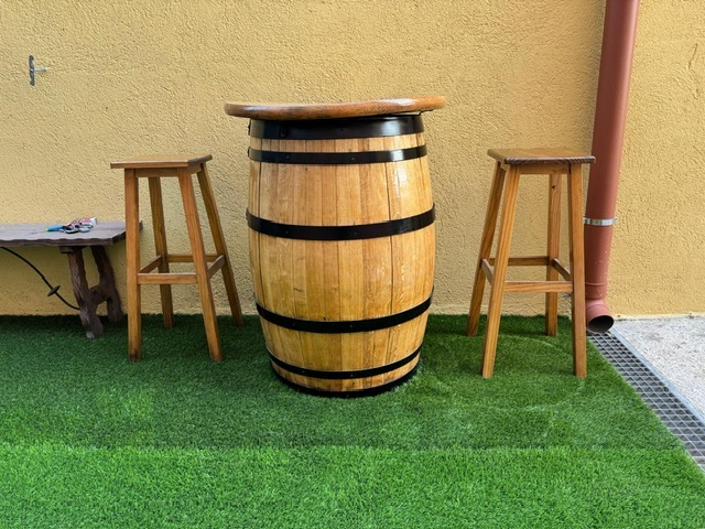 Mesa de barril con taburetes