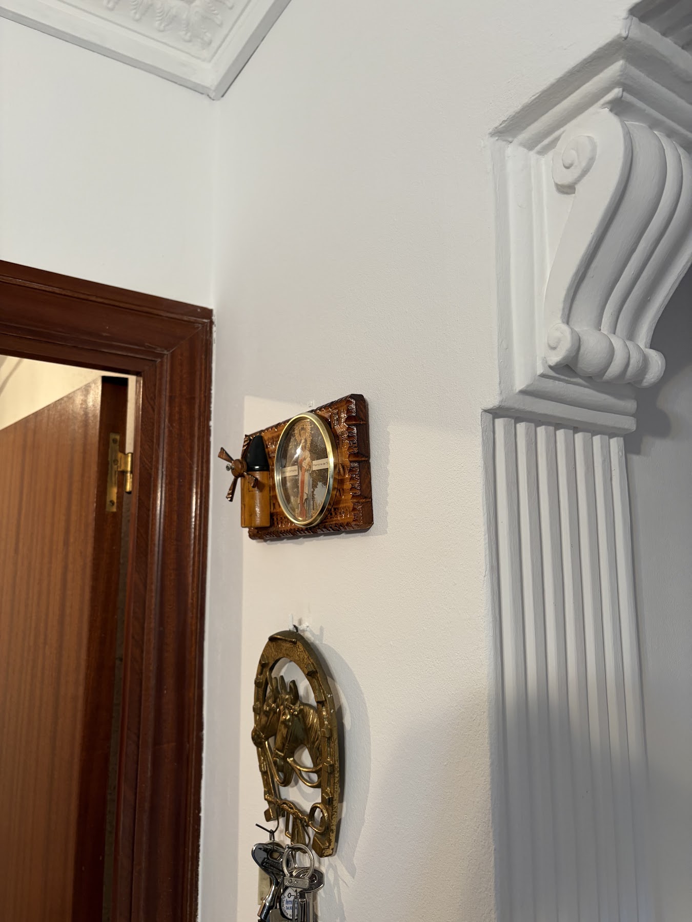 Pasillo con puerta y decoración