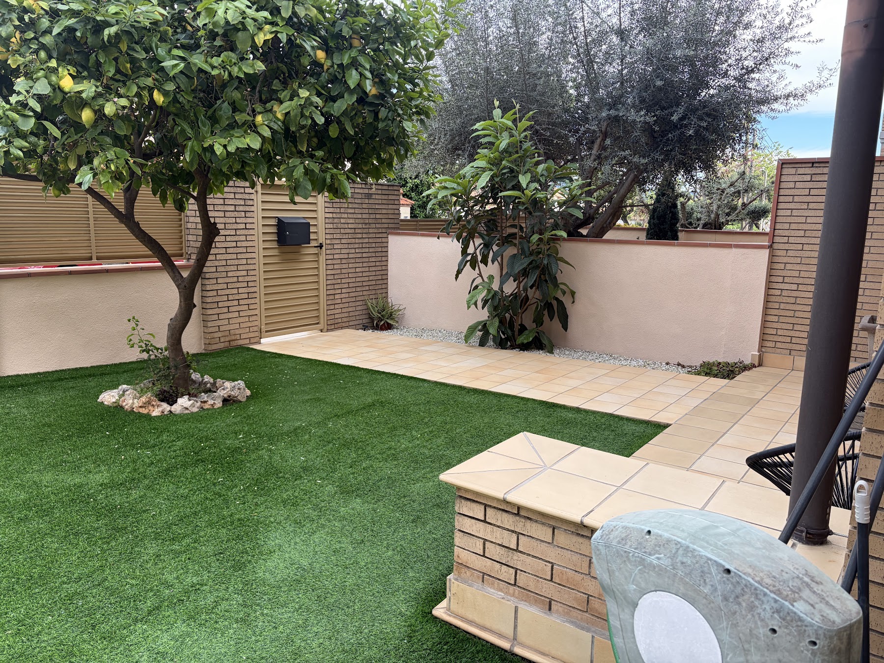 Patio con césped artificial